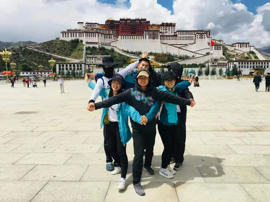 中尼团在布达拉宫广场上的合影