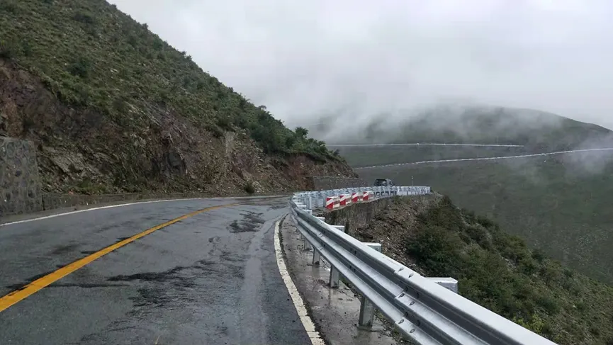岗巴拉山海拔4900米