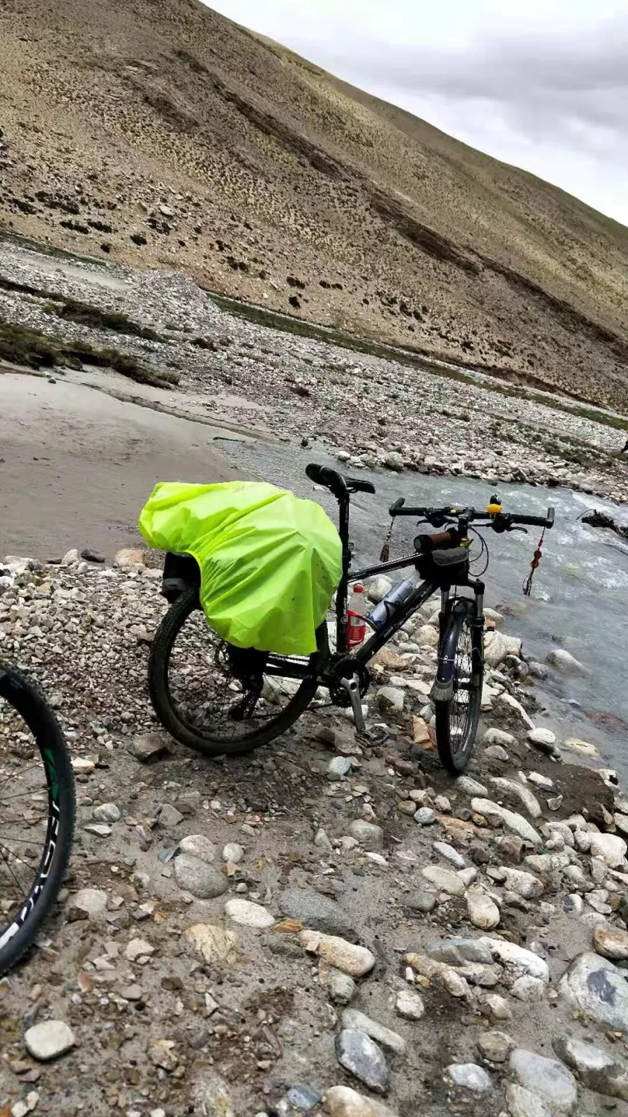 被水流冲断的路