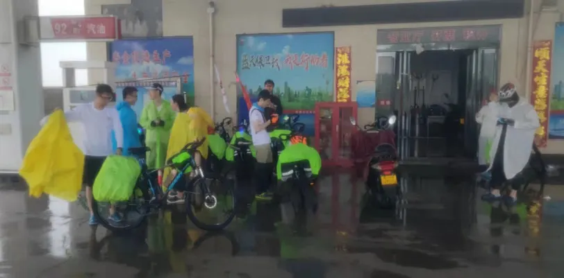 队员们在屋檐下避雨