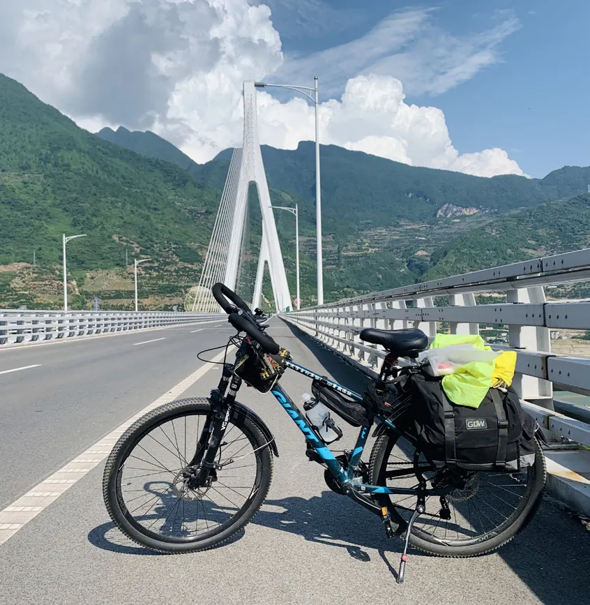 香溪河大桥上停着一辆自行车