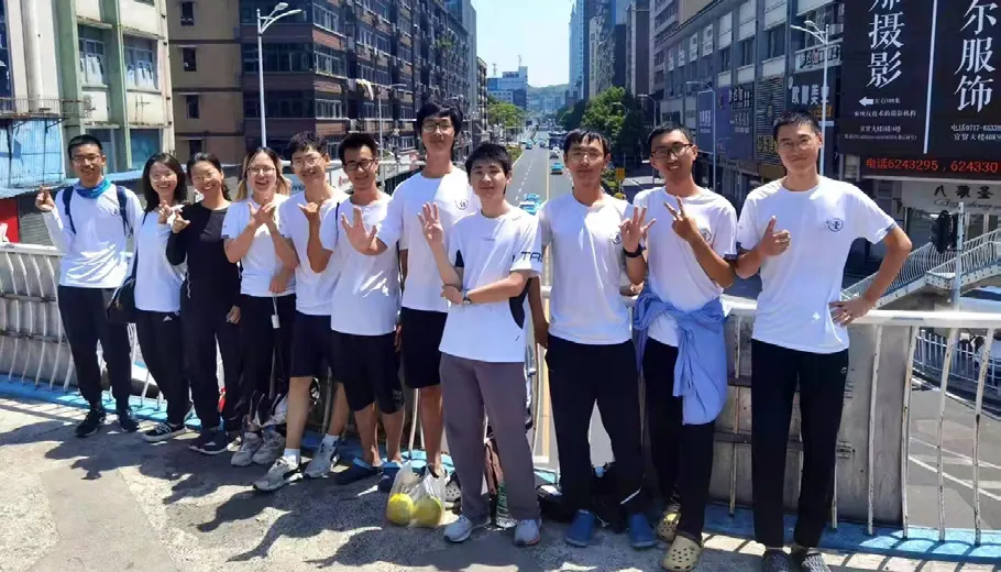 十一人在宜昌街头合影