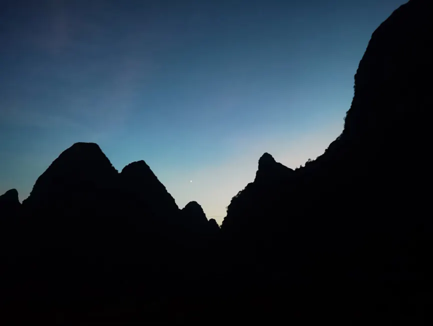 夜色中喀斯特群山的剪影