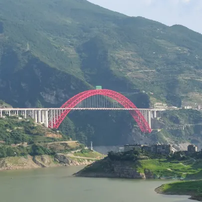 峡谷中的红色拱桥与江水