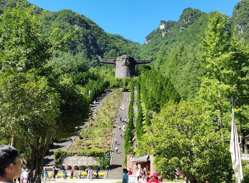 山林间通向神农顶的石阶