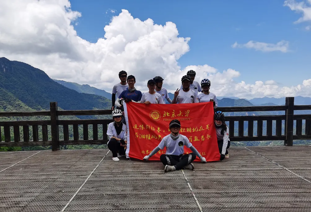 队员们在观景台上举着红旗合影