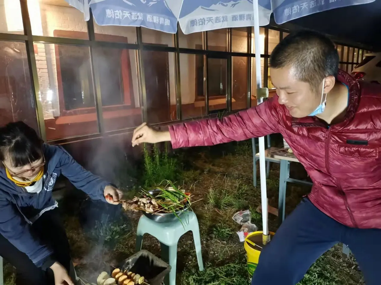 夜里在住宿点院子里烤串