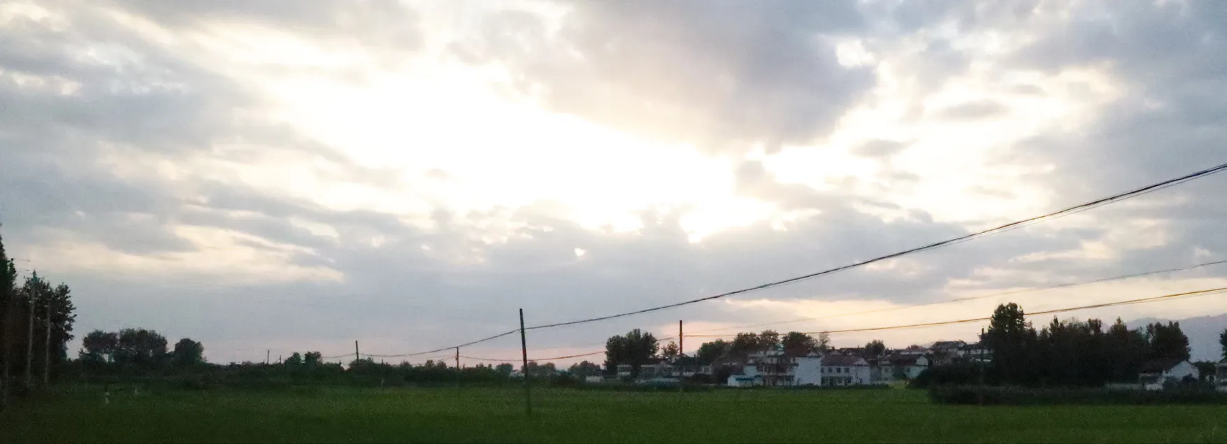 田野上空透出光亮的云层