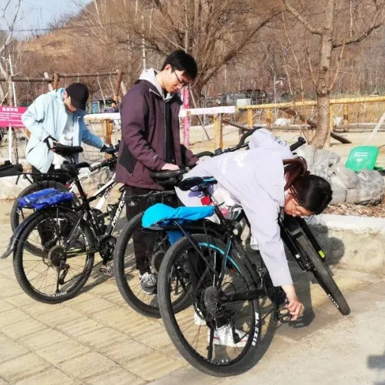 队员们围着自行车调试