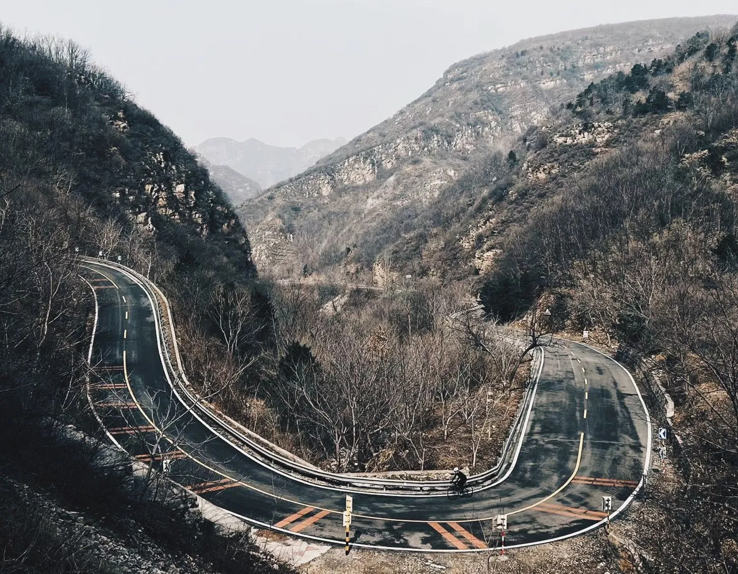 俯瞰山间层层盘旋的公路