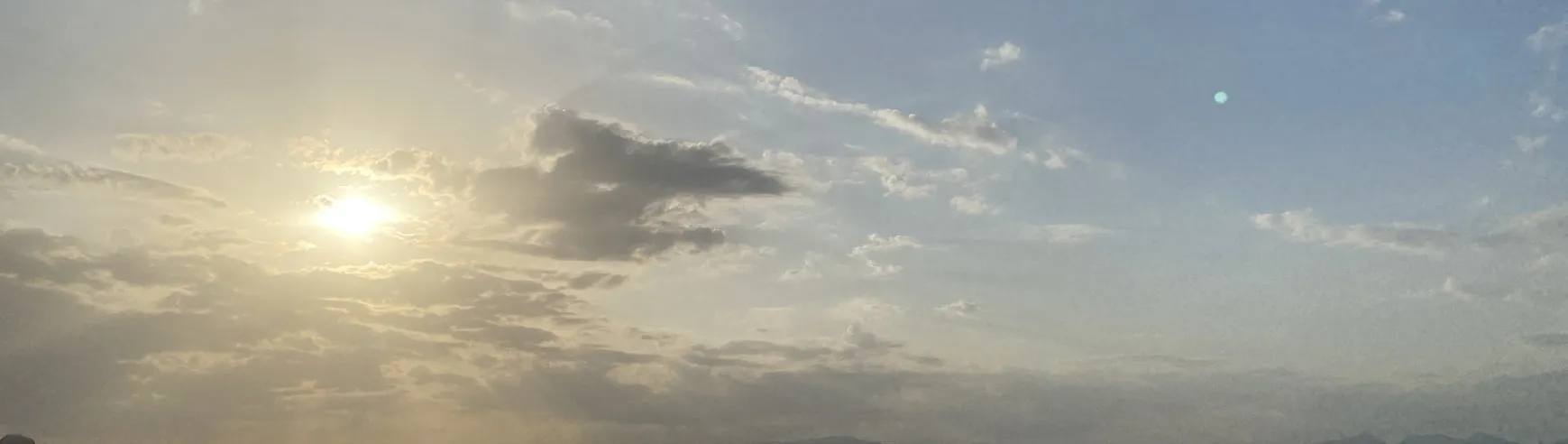 云层后升起的朝阳
