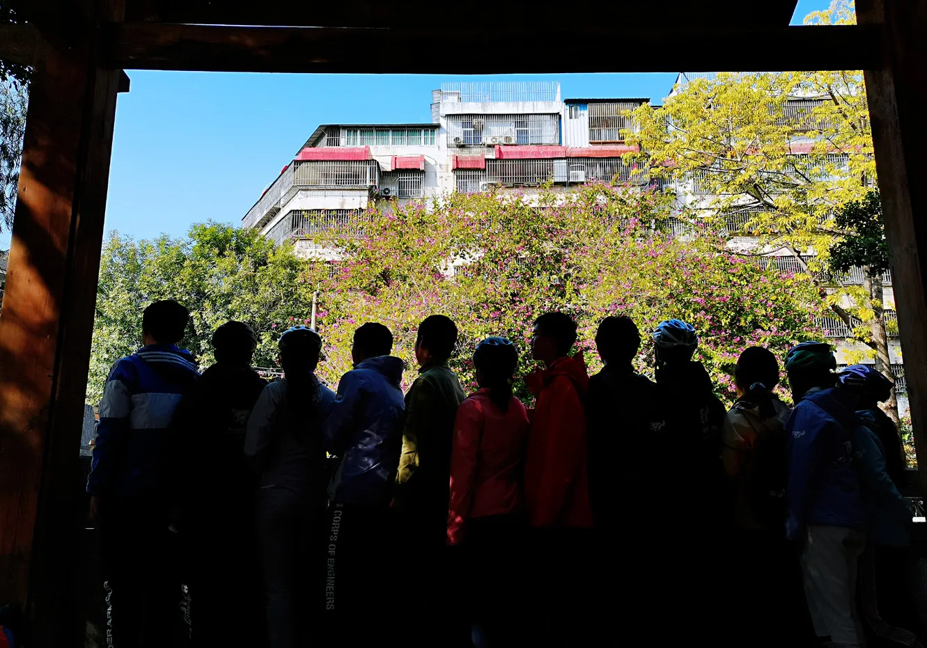冬游 B 组站在门廊下的剪影