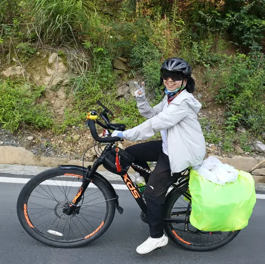 丽仔骑着自行车
