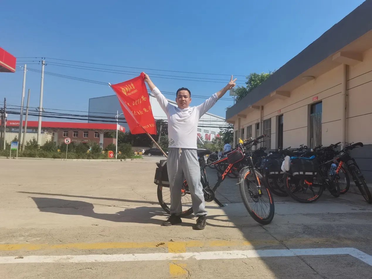 怎么办?举着红旗站在路边