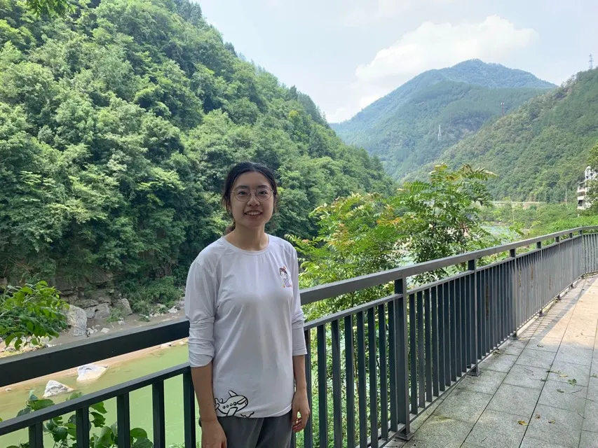 椰子王站在山间公路的护栏边