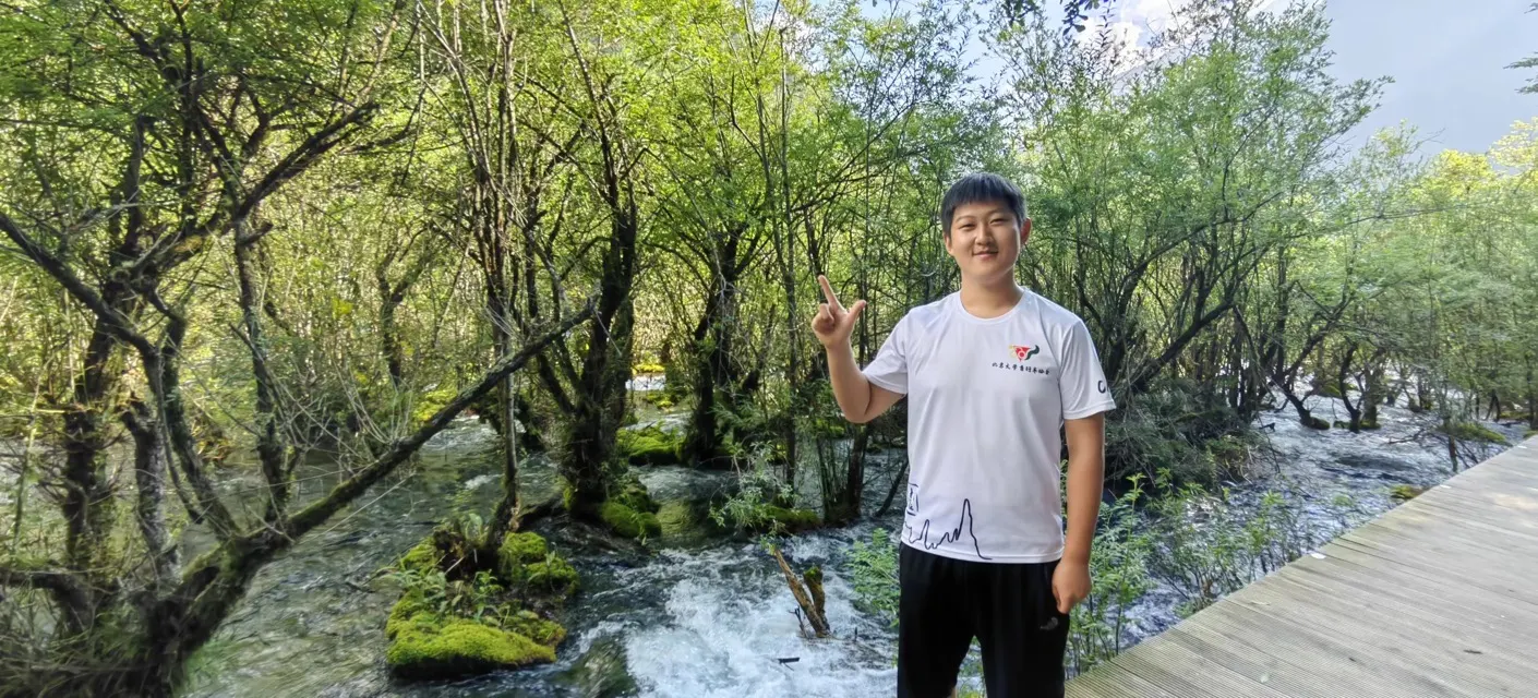 支原体站在树林边