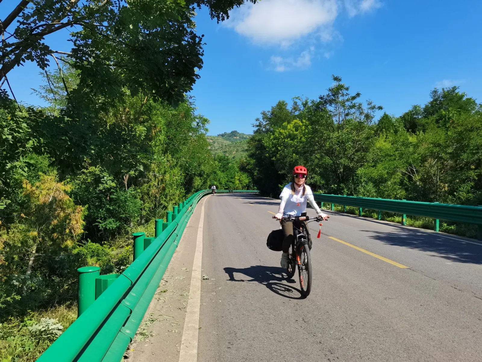 秋小果在公路上骑行