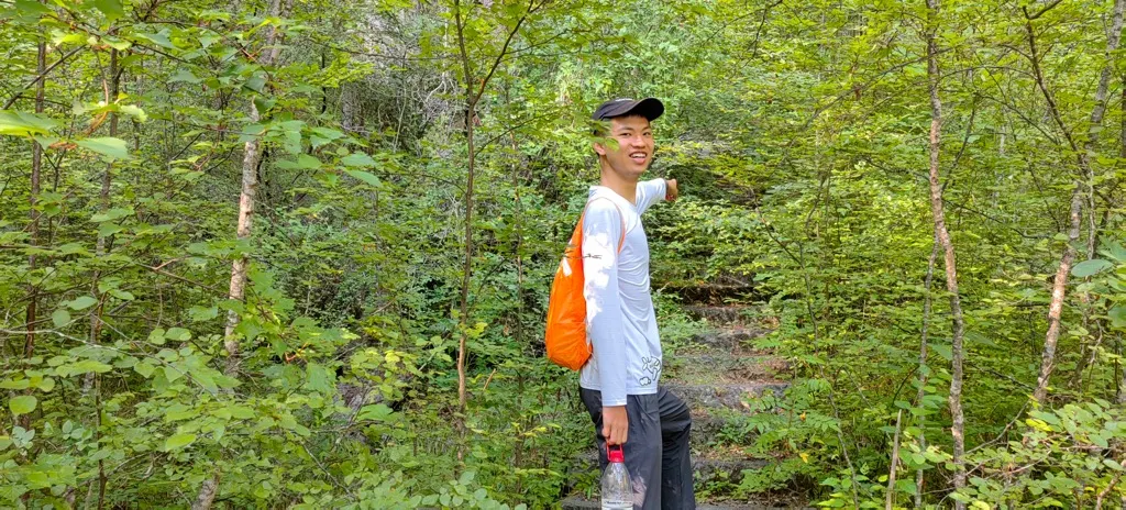 归尘站在林间小路上