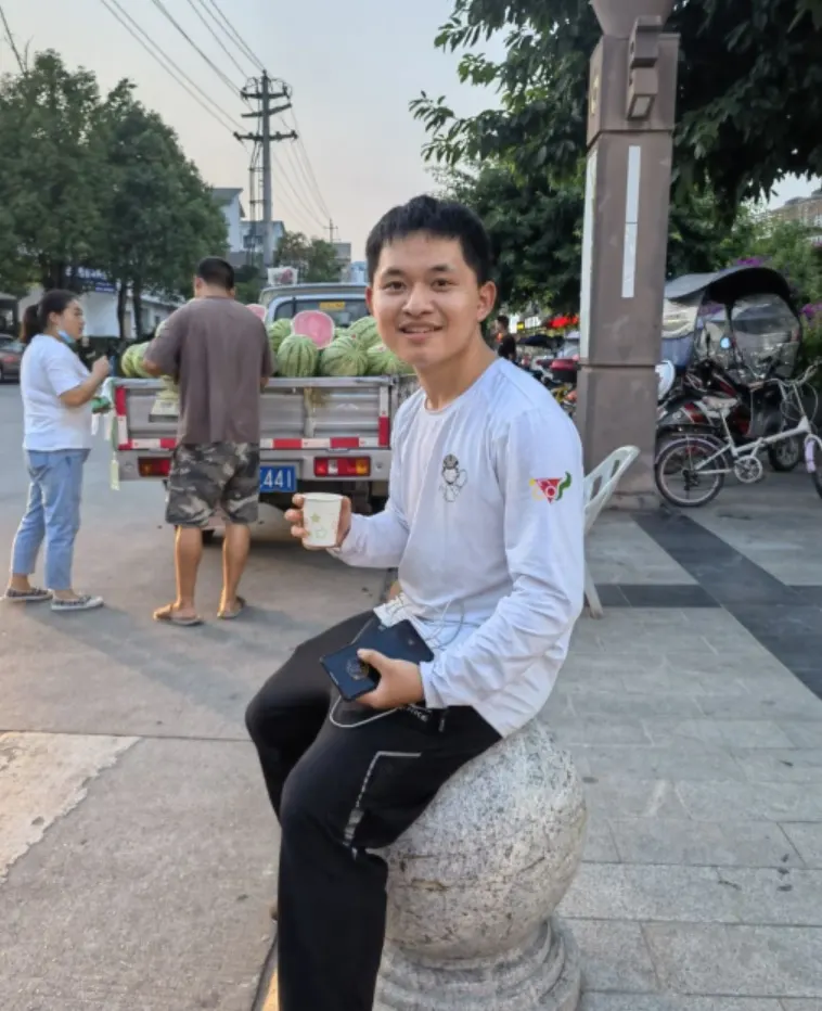 萤火 ovo 坐在路边微笑