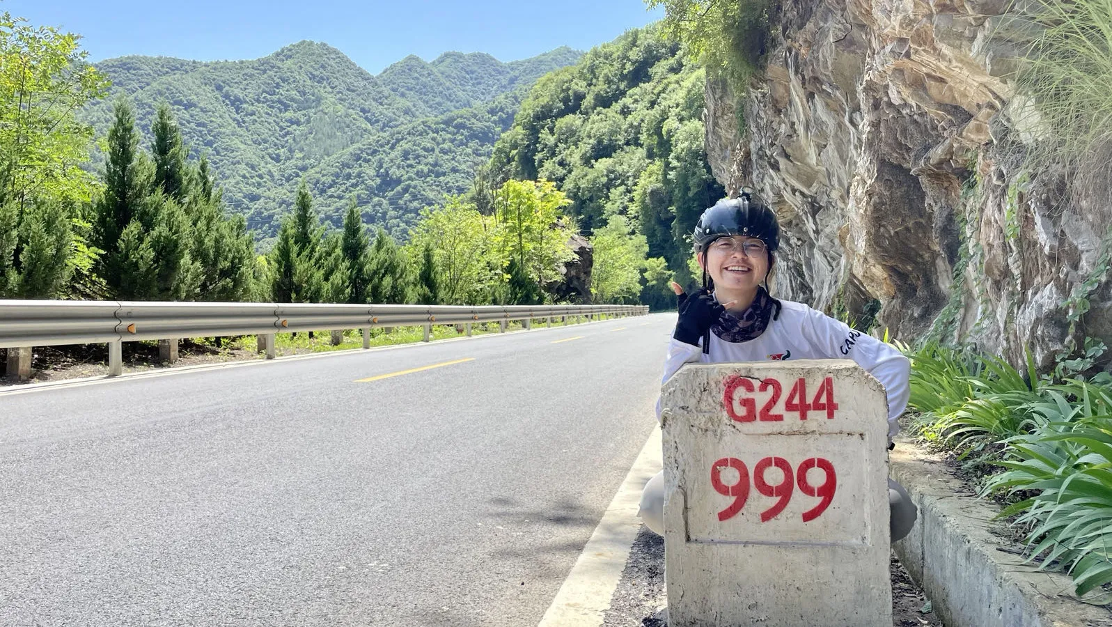团员站在 G244 国道 999 公里碑旁