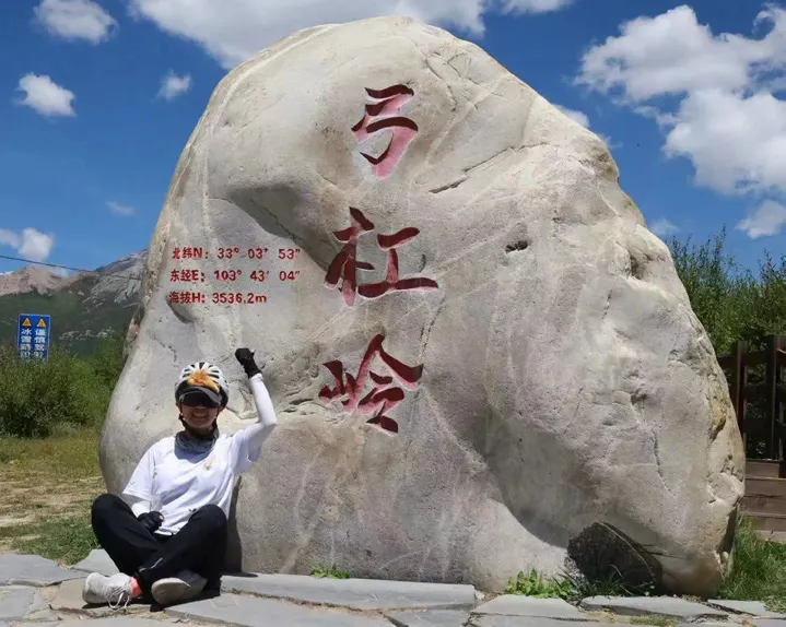 栖风坐在弓杠岭石碑前
