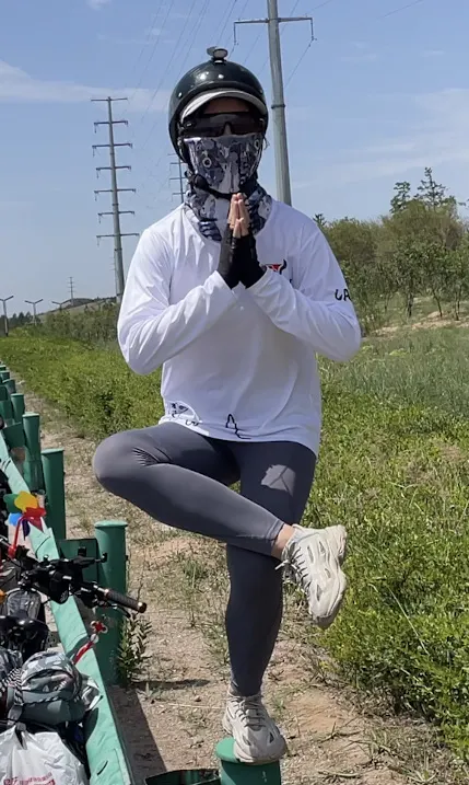 会赢戴着头盔和面罩站在路边