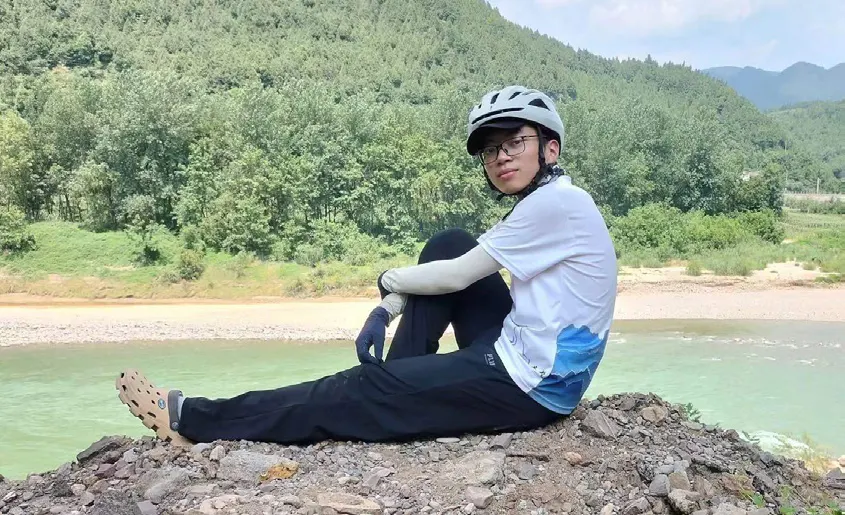 暗星坐在湖边的岩石上