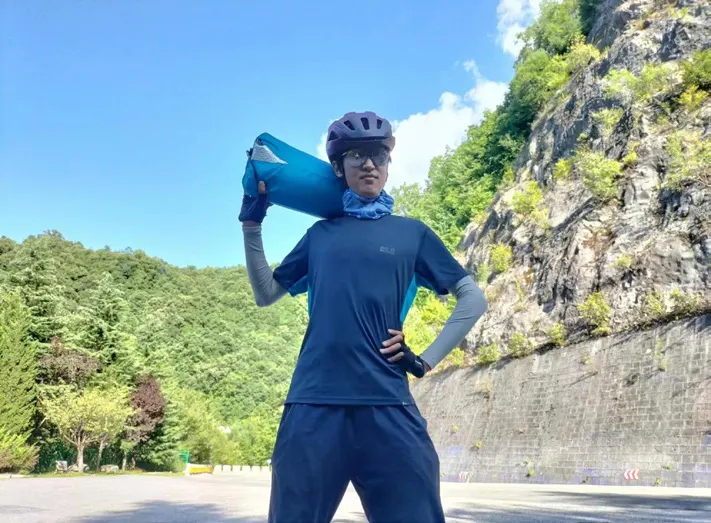 2049 举着水瓶站在山路上