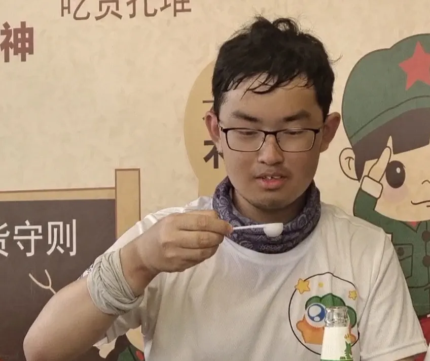 萝卟头在饭桌前吃饭
