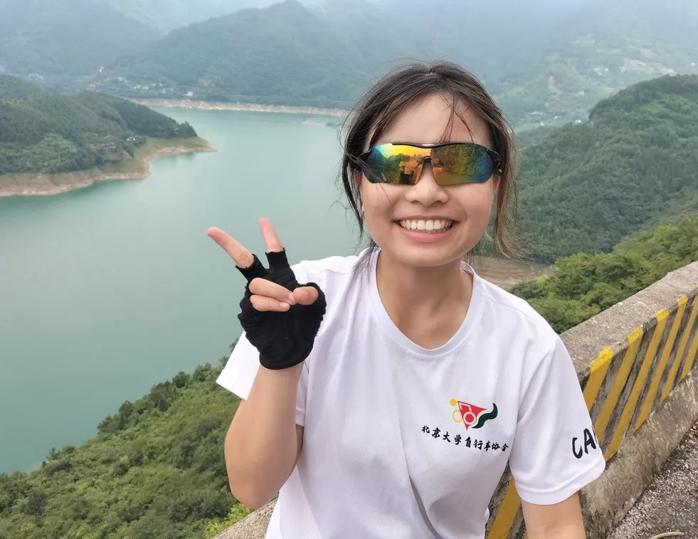 椰汁在湖边比出剪刀手