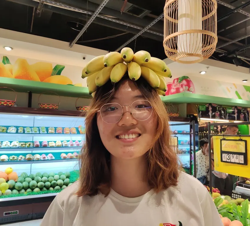 彤彤头顶一串香蕉