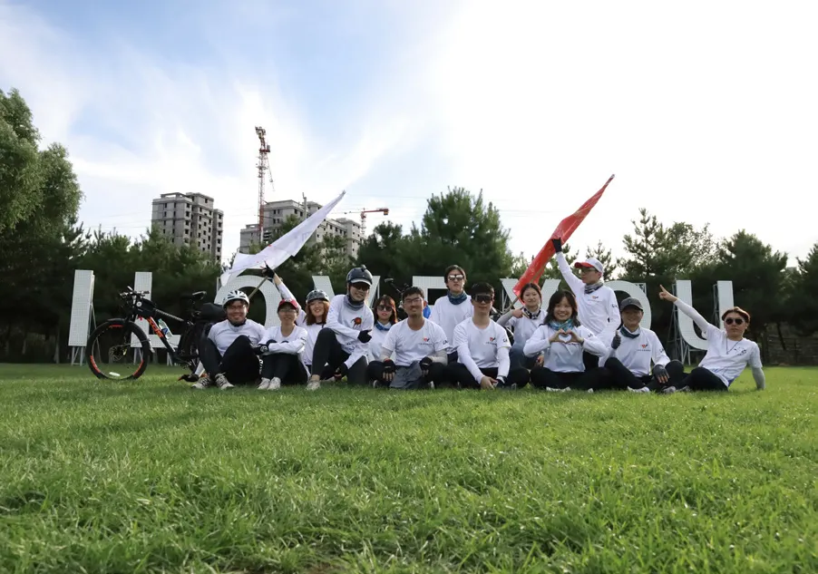 团员们在草地上举旗合影