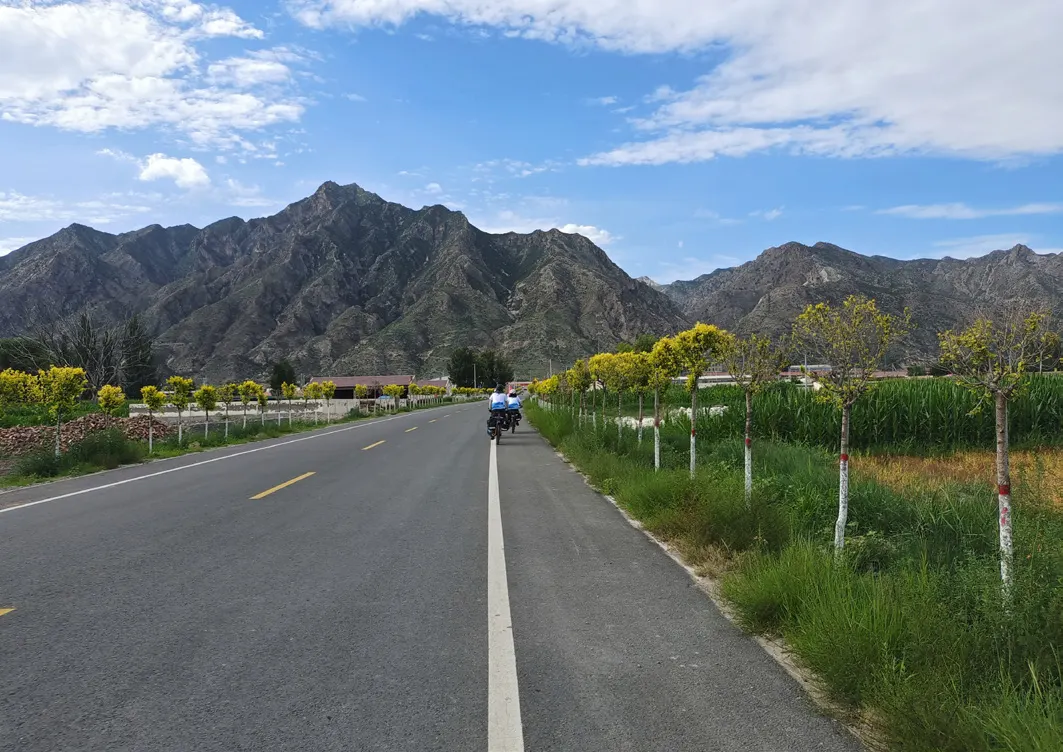 通向秦岭群山的公路