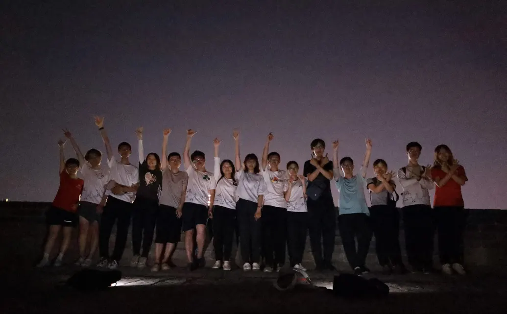 夜里团员们在灯光下合影