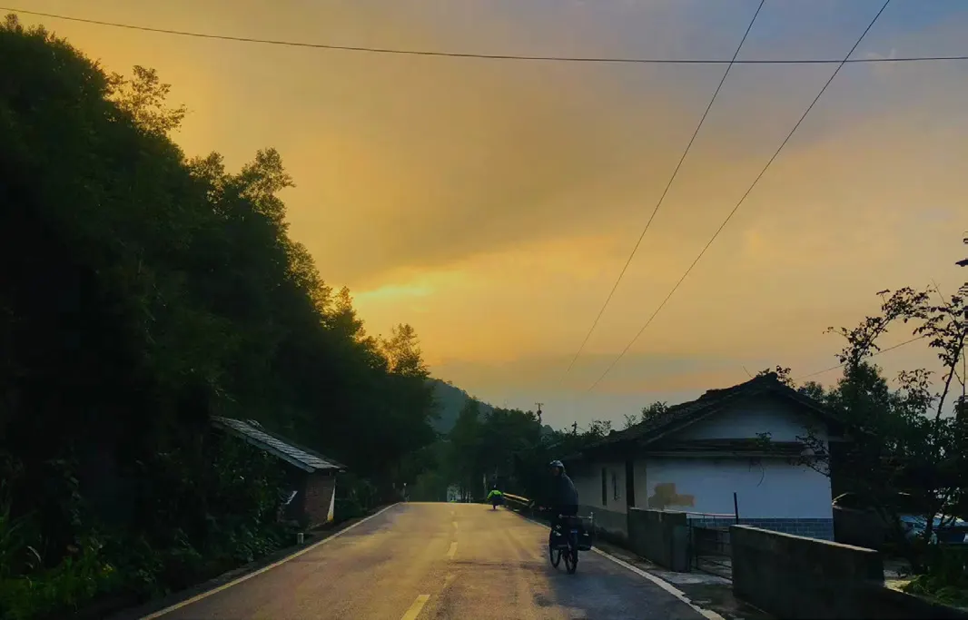 黄昏时分山间的小路