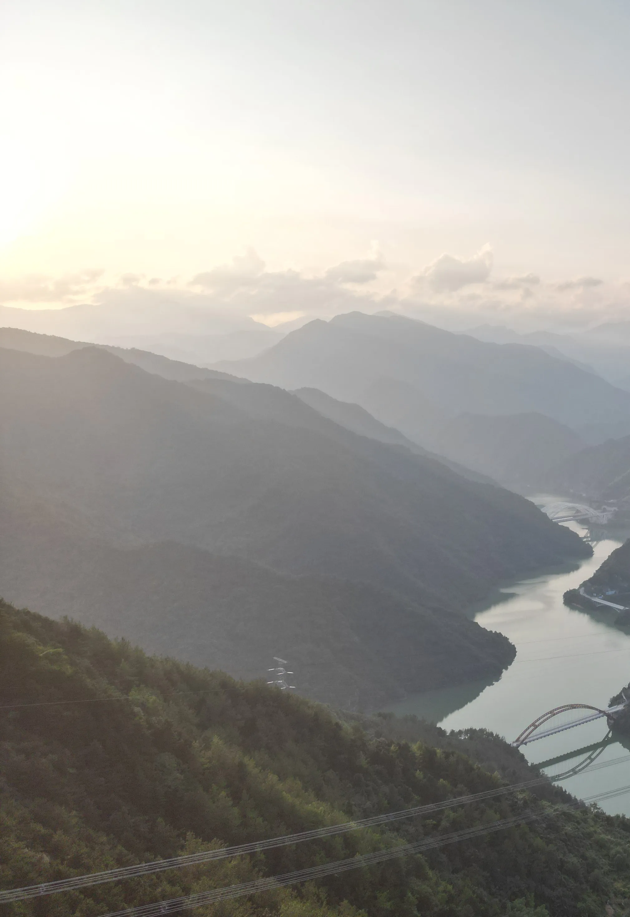 晨雾中的群山与山谷间的河流