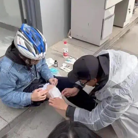 队员在路边检修自行车