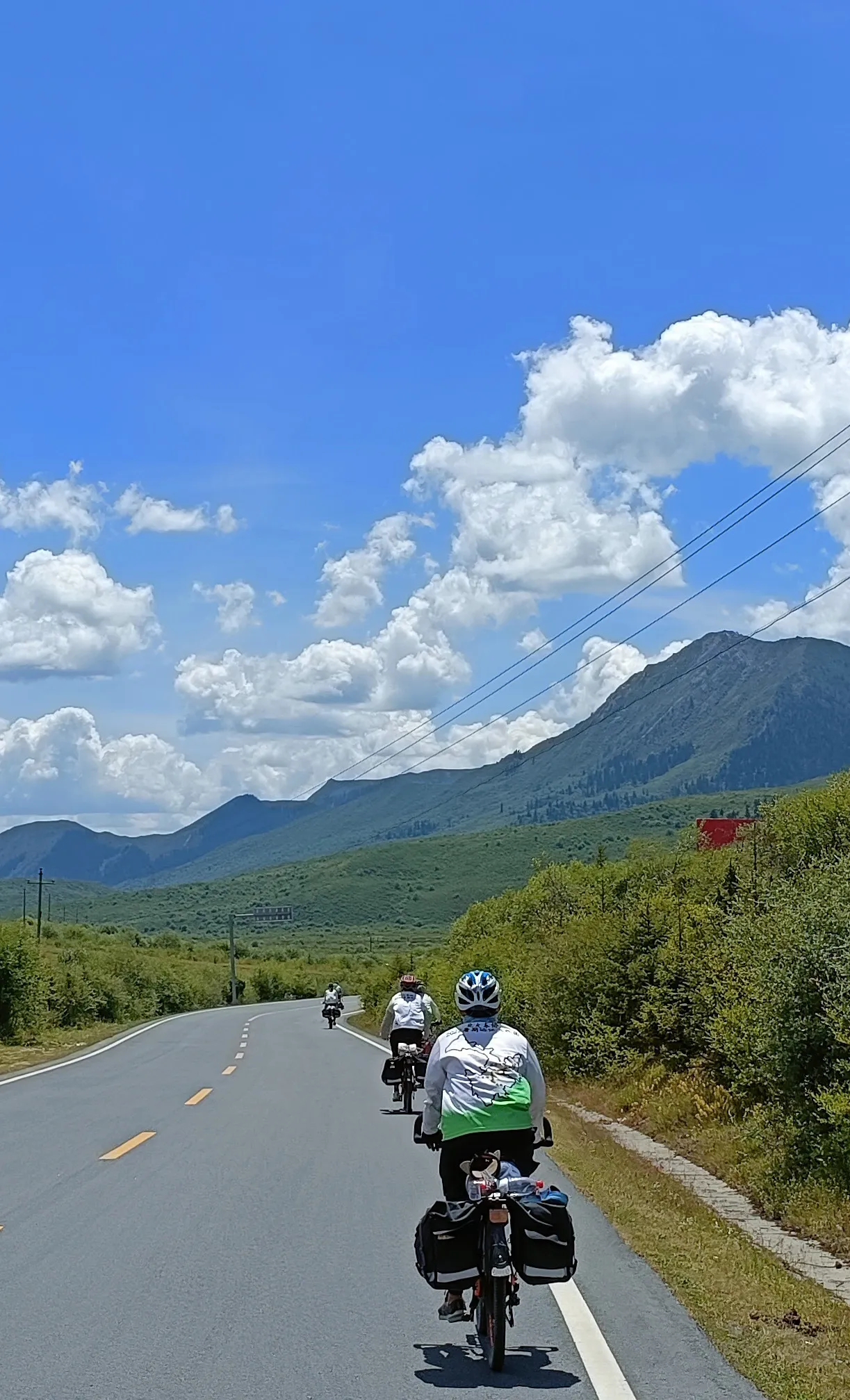 骑行者沿山间公路前行