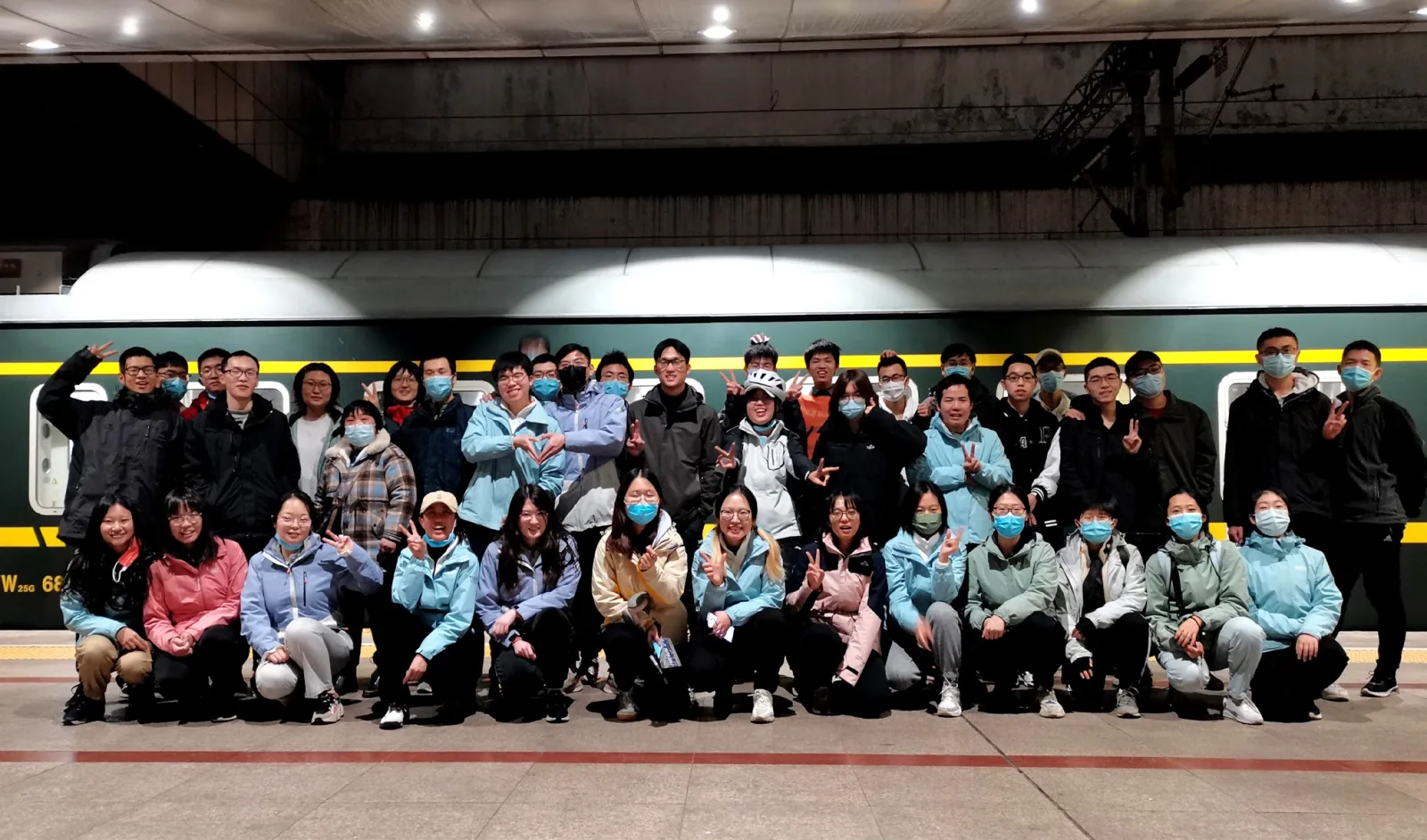 冬游队员在站台列车前合影