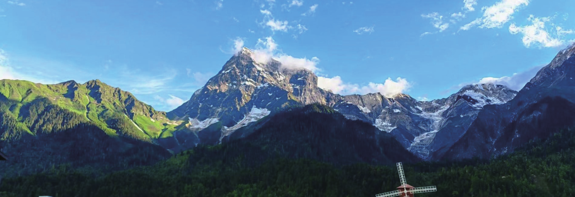 晨光中的雪山