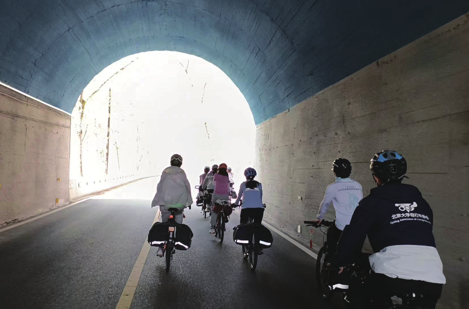 骑行队伍穿过隧道