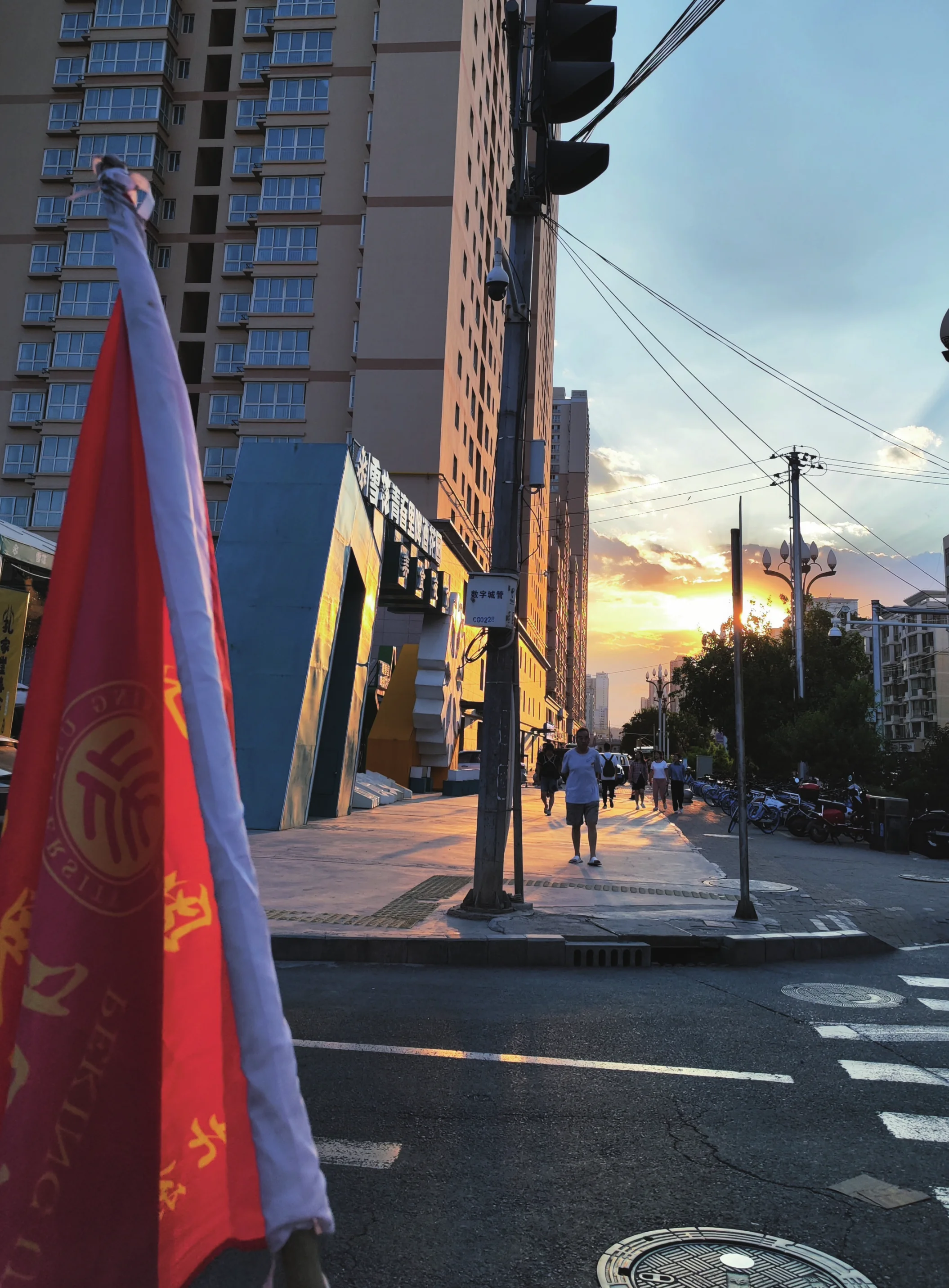 夕阳下的红旗