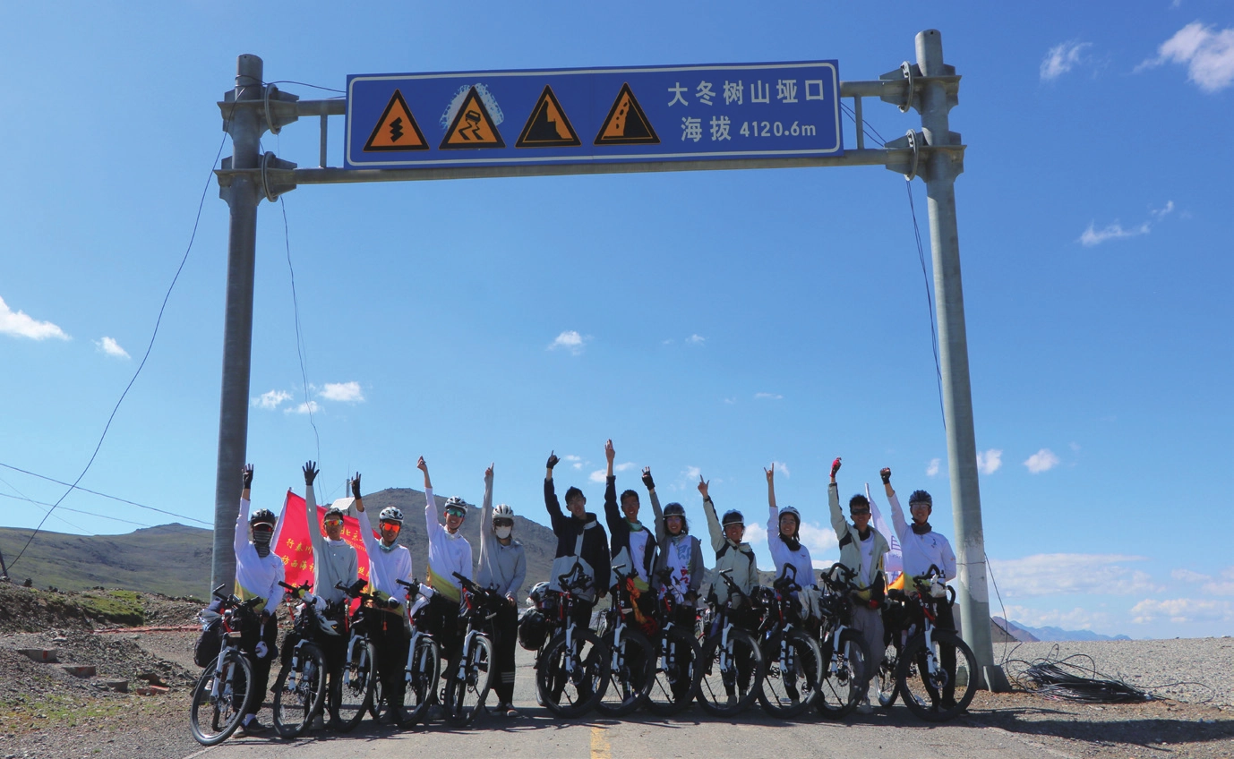 大冬树山垭口路牌下的合影